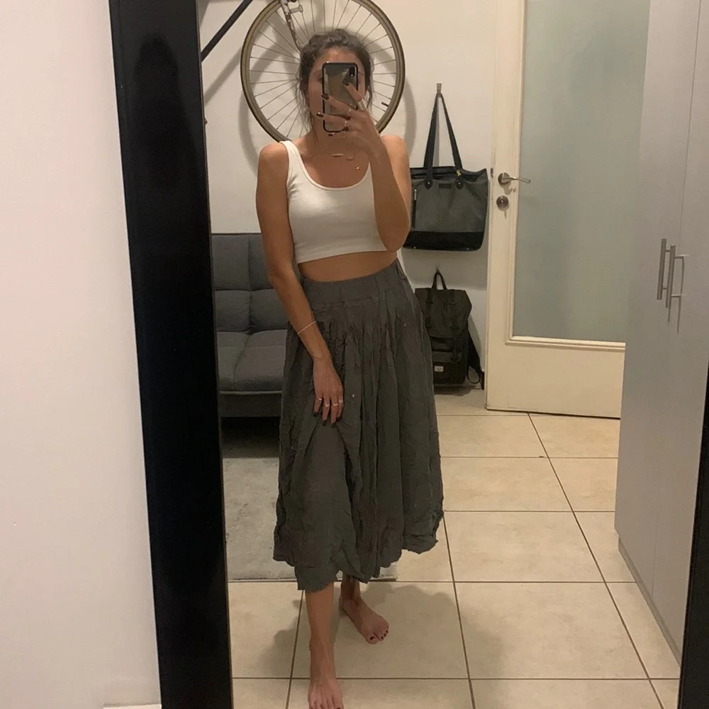 Small. Grey midi skirt. Elastic waistband. High waisted. Skirt - Picture 1 of 2